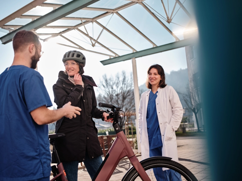 Zwei Pfleger:innen im Gespräch mit einer JobRadlerin Zwei Pfleger:innen im Gespräch mit einer JobRadlerin