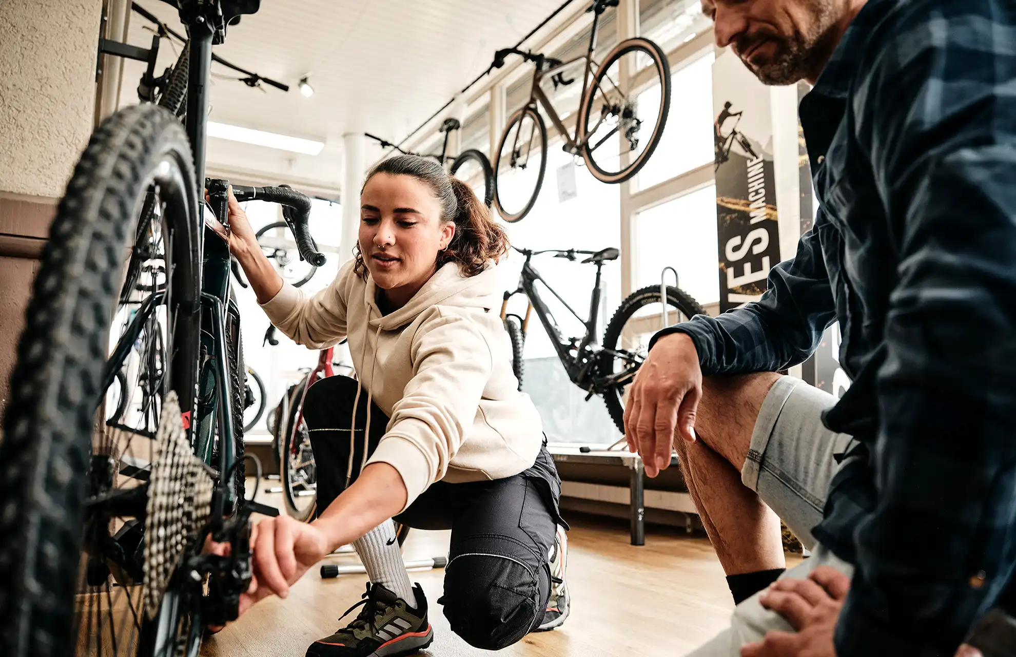 Beratung zu einem Leasing-Gravelbike im Fachhandel